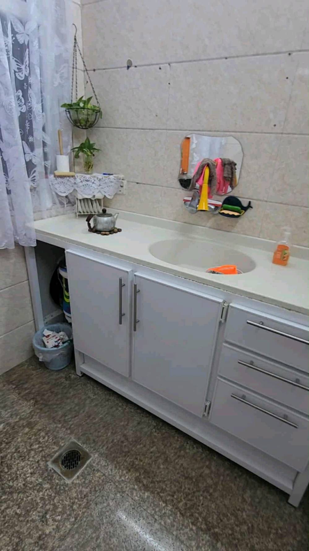 مساءالخير على الجميع عندي غراض مالت بيت كامل كلهن نظيفات وقليل الاستعمال 
غرفة نوم تركية من هوم الحسيني سعرهة650بيه مجال بسيط
قنفات 2كبار 6مقاعد شغل نجار توصاه سعرهن350 طباخ 4عيون مصري فريش نظيف كولش قياس60*60 سعره 125 جرابي عدد 2ام النفر الوحدة ب75استخدام قليل كاونتر مترتين وربع مرمر بيه ملحق سعره350 براد دنكا نظيف كولش الشبح وبيه ثلاجة سعره125 مرجوحة عش 65بدون فراش فراش جديد غير مستخدم نفر سعره35 ميز تواليت 45  بلازما حجم46سعره125