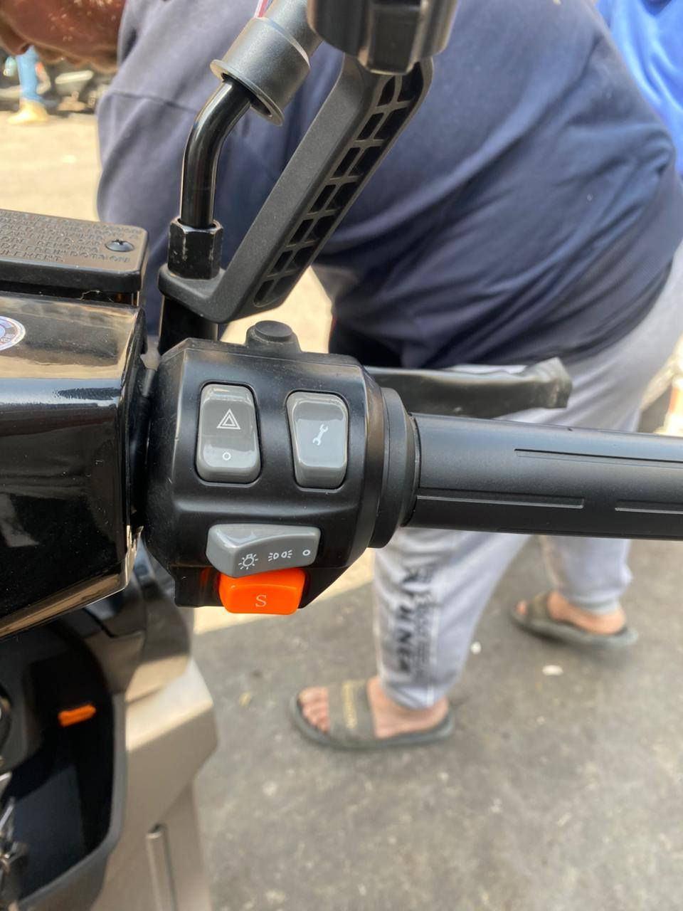 البيع بسبب ظرف  دراجه اباجي زيرو شركه سايج  جديده استخدام يوم واحد إلى يوم ونص فقط اخذتها من صدريه وصلها موحود بيها ضمان 4اشهر الى6 من كلشي   تأيرات جبلي بطاريات 6مسطره ملف3000-3500
بصمه دبل اشارة أشاير يمين يسار 
تمشيك 60 كيلو بها حدودو
سعر مليون و250  وبيها مجال بسيط اكرر مجال بسيط 
كان بغداد منطقة الأمين الثانيه


**إذا كنت صاحب هذا الإعلان وتريد حذفه لأي سبب، رجاءا أرسل رسالة إلى الدعم الفني**