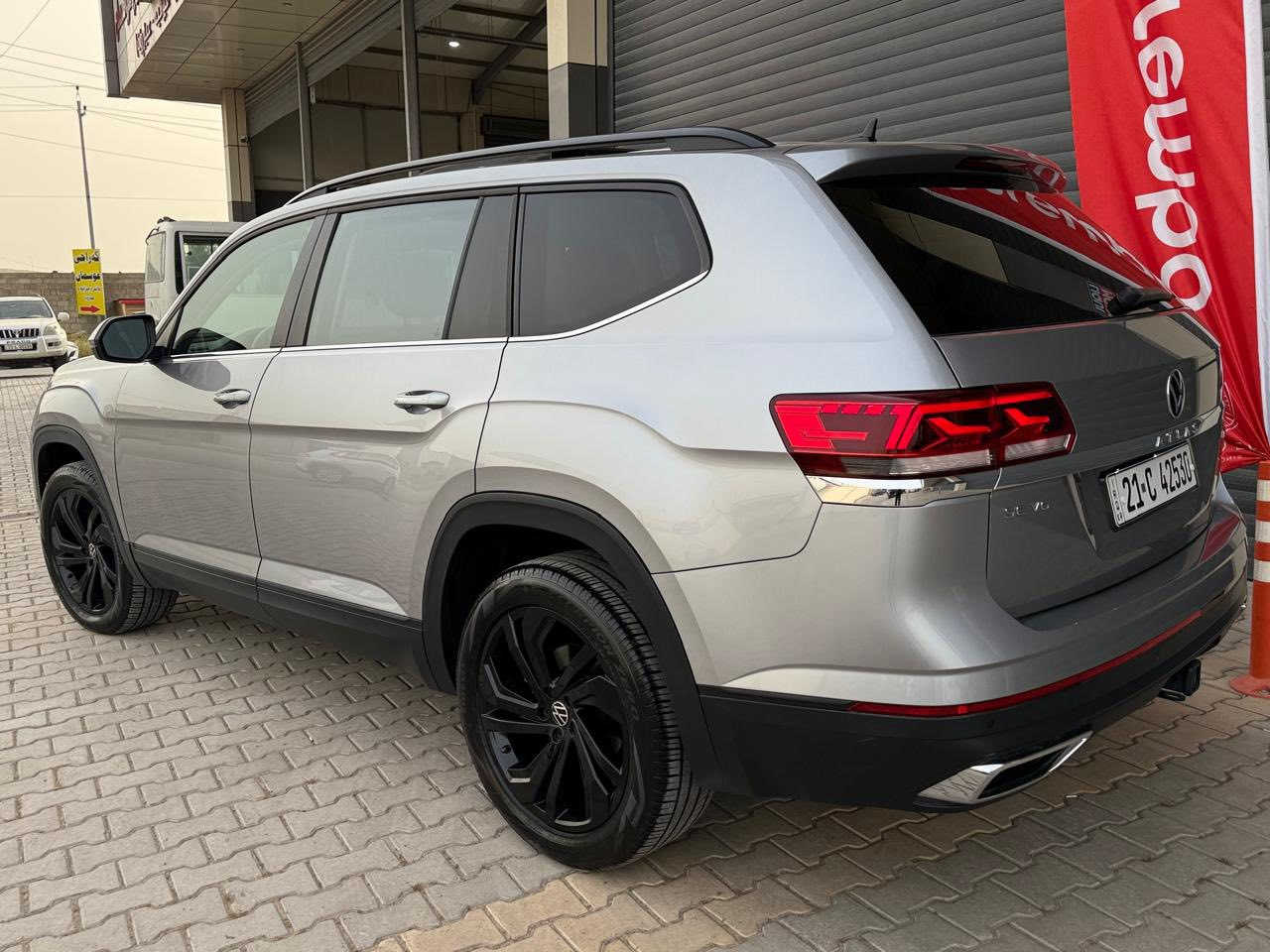 السلام عليكم
+‏ Volkswagen Atlas 2022 Se

فول مواصفات السياره للأخير كامل مواصفات 
وراد أمريكي حادثها ربع البنيد بدون دواخل بدون شواصي
الايرباكات كلهة مرجعهة بلادي
حجم المحرك: V6 سلندر(3.6L) دبل اكسل
ماشي 41 الف كيلو متر حقيقي 
مواصفات السياره:
1-بانورما كامله 
2-حساسات امامي خلفي 
3-رادارات إماميه وخلفيه 
4-كامره خلفيه
5-عداد ديجتال 
6-شاشه داعمة لنضام Apple car play و Android Auto 
7-قياده ذاتيه وشبه ذاتيه
8-تثبيت سرعه 
9-هاند بريك بصمه
10-نضام تكييف إلكترون 
11-كشتات تدفئه 
12-تشغيل عن بعد 
13-لد نهاري
14-تشغيل بصمه 
15-شحن لاسلكي وسكلي 
16- 7راكب
 17-Auto stop

Minual light
Auto light
مكان السياره سليمانية
هاتف: ***********
رقم: سليمانية 21 سنويه الى 2028

السعر ٢٤٠ بيه مجال بسيط
