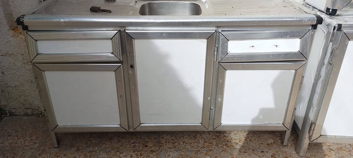 كاونتر نضافه ٩٠ بالميه عوزه تصليحات بسيطه بس يدات وصبغ
خامه اصليه متينه مو تجاري وبلاستيك وموضحها بالفيديو 
يعره ب١١٥ الف وبي مجال قليل 
 مكاني بغداد 
الشراي هذا الواتساب (***********)
