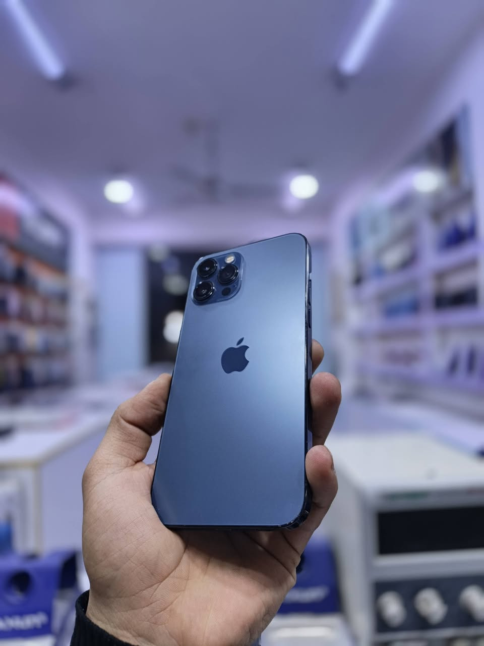 ايفون 12 pro Max
ايفون ١٢ برو ماكس 🎖

ذاكره ٢٥٦ ✔️

بطاريه ١٠٠ 🔋

فيس ايدي شغال💯

السعر ٣٦٥ الف 

مكاني نجف عسكري مدارس📌
***********
