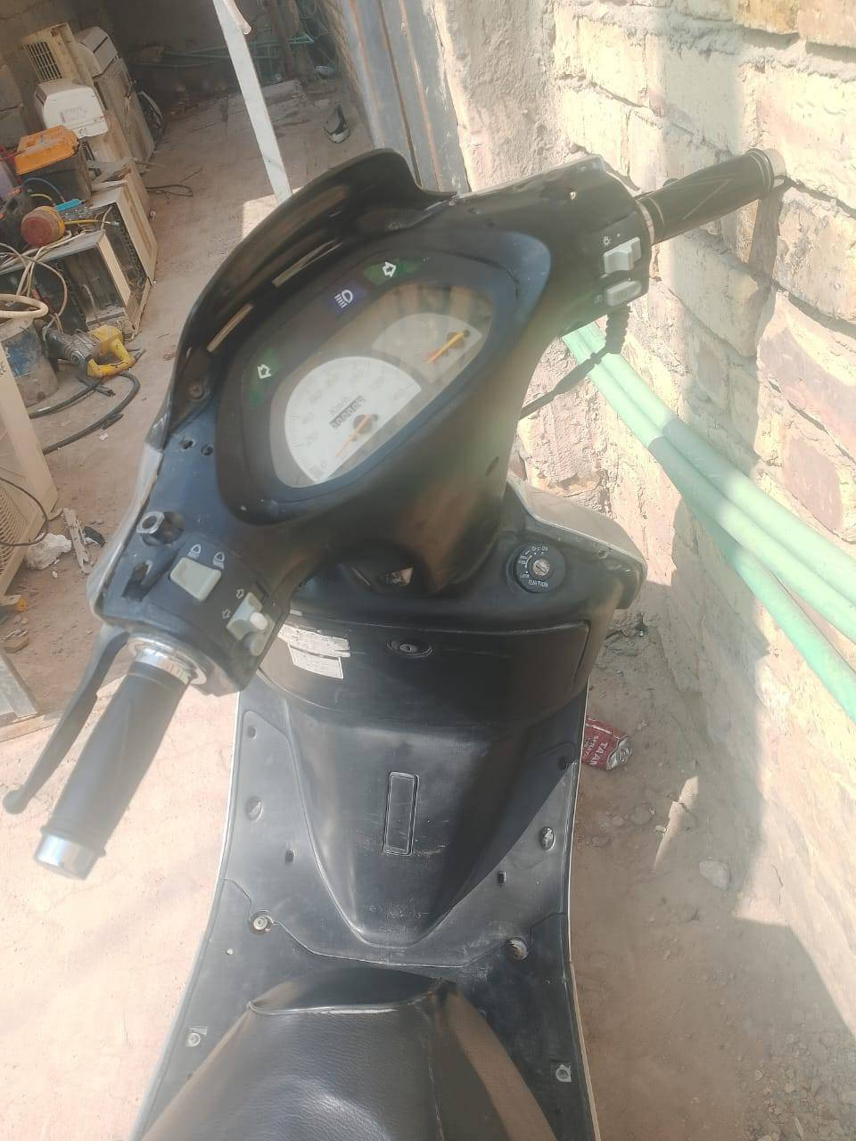 السلام عليكم فراشه مفتوحه مرة وحده كهربائيات كلهه شغاله دراجه حلوة، بس كابريتر تعبانه سلف هندر بك لايت لايت امامي اشاير امامي خلفي كفرات جدد بيهن شويه شخوط عوزها ترتيبات بصيطه مكاني ديوانيه رجاء المو شراي لايراسل *********** واتساب مازنجر مفتوح
