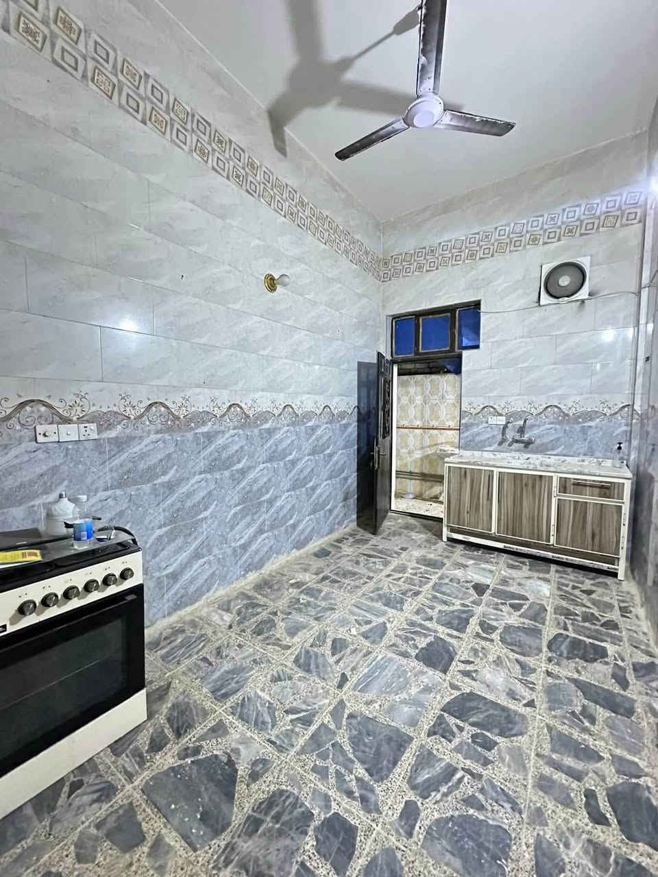 شقه للإيجار
طابق ارضي 
الشعب/شارع الأسواق المركزيه 
تحتوي على 
استقبال ،مطبخ معزول،خدمات ،غرفه نوم كبيره 

***********
