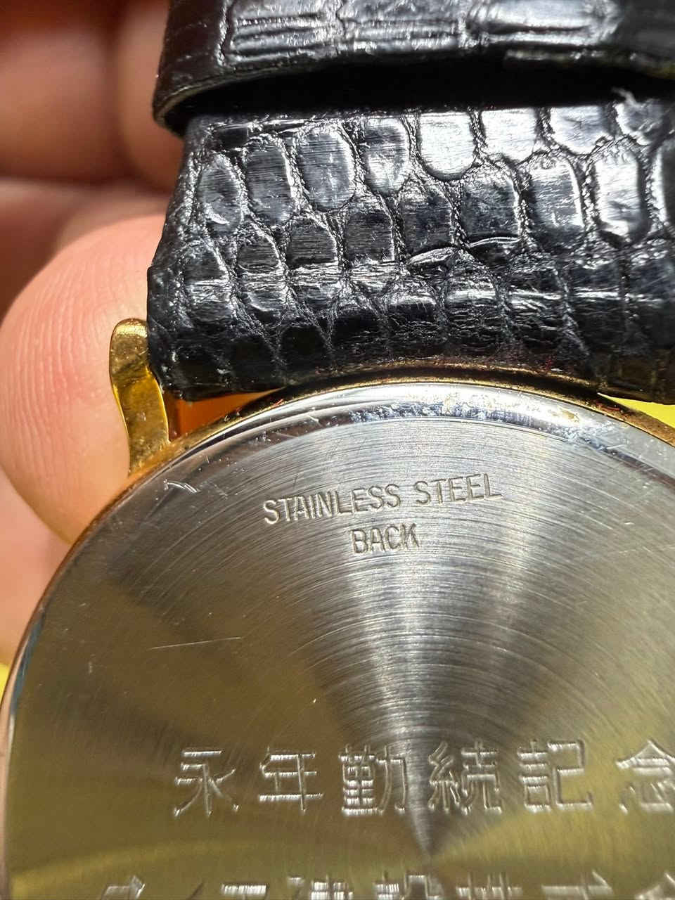 الماركة الكلاسيكية: لونجين (Longines) مع شعار الساعة الرملية المجنحة الشهير.الموديل والسلسلة: تنتمي هذه الساعة الكلاسيكية إلى مجموعات الثمانينات والتسعينات مثل سلسلة Présence أو La Grande Classique.الرقم المرجعي والعيار: يظهر أسفل الميناء الرمز 150 SWISS 6960، وهو يشير إلى الاعتماد على حركة الكوارتز السويسرية الدقيقة طراز Caliber L150 العريقة من لونجين.التصميم والميناء: تتميز بميناء ذهبي أنيق بنقشة التابيستري الفريدة (Tapestry Dial) مع مؤشرات خطية بسيطة وعقارب رفيعة باللون الأسود دون وجود عقرب ثوانٍ، مما يمنحها طابعاً رسمياً كلاسيكياً فائق النعومة والجمال.الهيكل والحزام: علبة دائرية مطلية بالذهب مع حزام جلدي أسود بنقشة جلد التمساح.و المنقوشة على ظهر الساعة هي عبارة تذكارية باللغة اليابانية، وتدل على أن هذه الساعة قُدمت كهدية تكريمية لموظف بمناسبة الخدمة الطويلة في إحدى الشركات اليابانية@
 السعر 260الف


**إذا كنت صاحب هذا الإعلان وتريد حذفه لأي سبب، رجاءا أرسل رسالة إلى الدعم الفني**