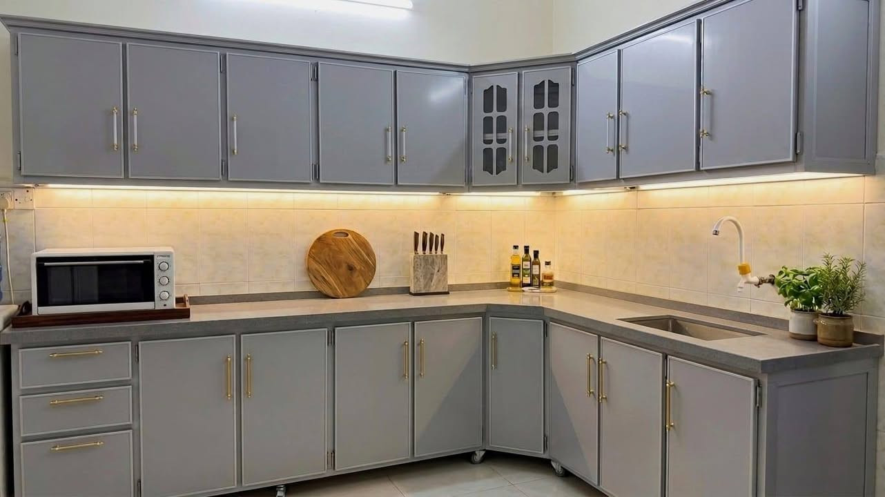 سلام عليكم بيت 200 موقع جيد حي العسكري شارع الطاقه شارع كماليات الغزي البيت 3 غرف برا ني مطبخ صاله حمامات خارجيه وداخليه  تصال ***********
