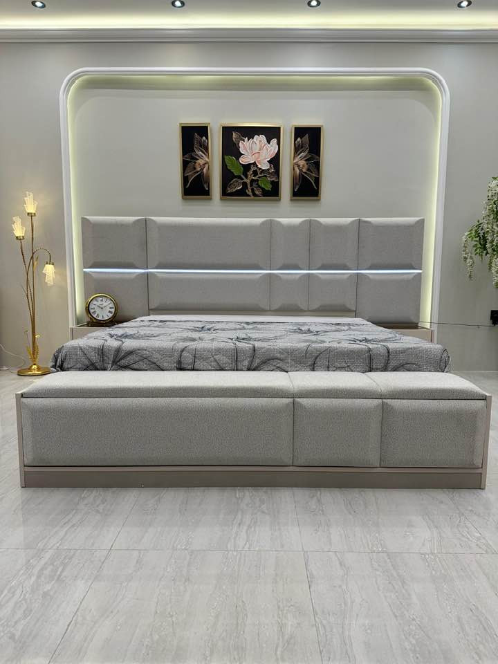 على بركة الله وصول غرفه تركيه درجه أولى ١٠ قطع .
قياس الكنتور مع الملحق ٣ متر و ٣٥ سم . ظهر بلوك .
قياس السرير ١٨٠ سم عرض ، طول ٢ متر ، السرير مخزن جك . 
السعر مليون و ٨٥٠ الف دينار مع الشد والتوصيل داخل مركز الحله مجانا .
الوسيم للاثاث التركي - حله - شارع ابو القاسم - مقابل صيدلية الأمل . 
للاستفسار الاتصال *********** - *********** واتساب .
