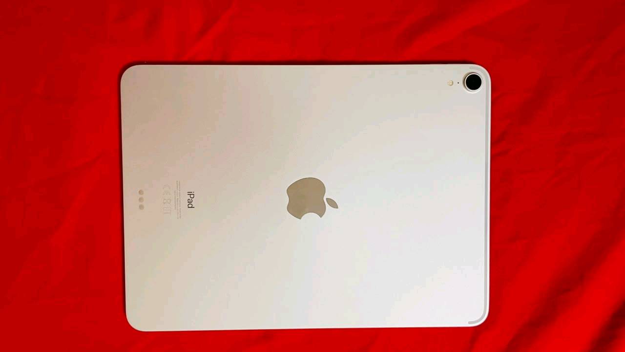 iPad Pro
- ذاكرة 256GB
- صحة البطارية 90%
- يشغل ببجي 120 فريم وباقي الألعاب بدون مشاكل
- نظافة الجهاز 95%
- الجهاز فقط بدون شاحن أو ملحقات
الجهاز استخدام شخصي ونظيف جدا وما بي أي مشاكل مجرد ثلمه بسيطه جدا جدا بالشاصي 
 حجم الشاشه 11 انج السعر ٦٥٠ الف يجي بس لجهاز بدون ملحقات لا يوجد توصيل للتواصل ***********