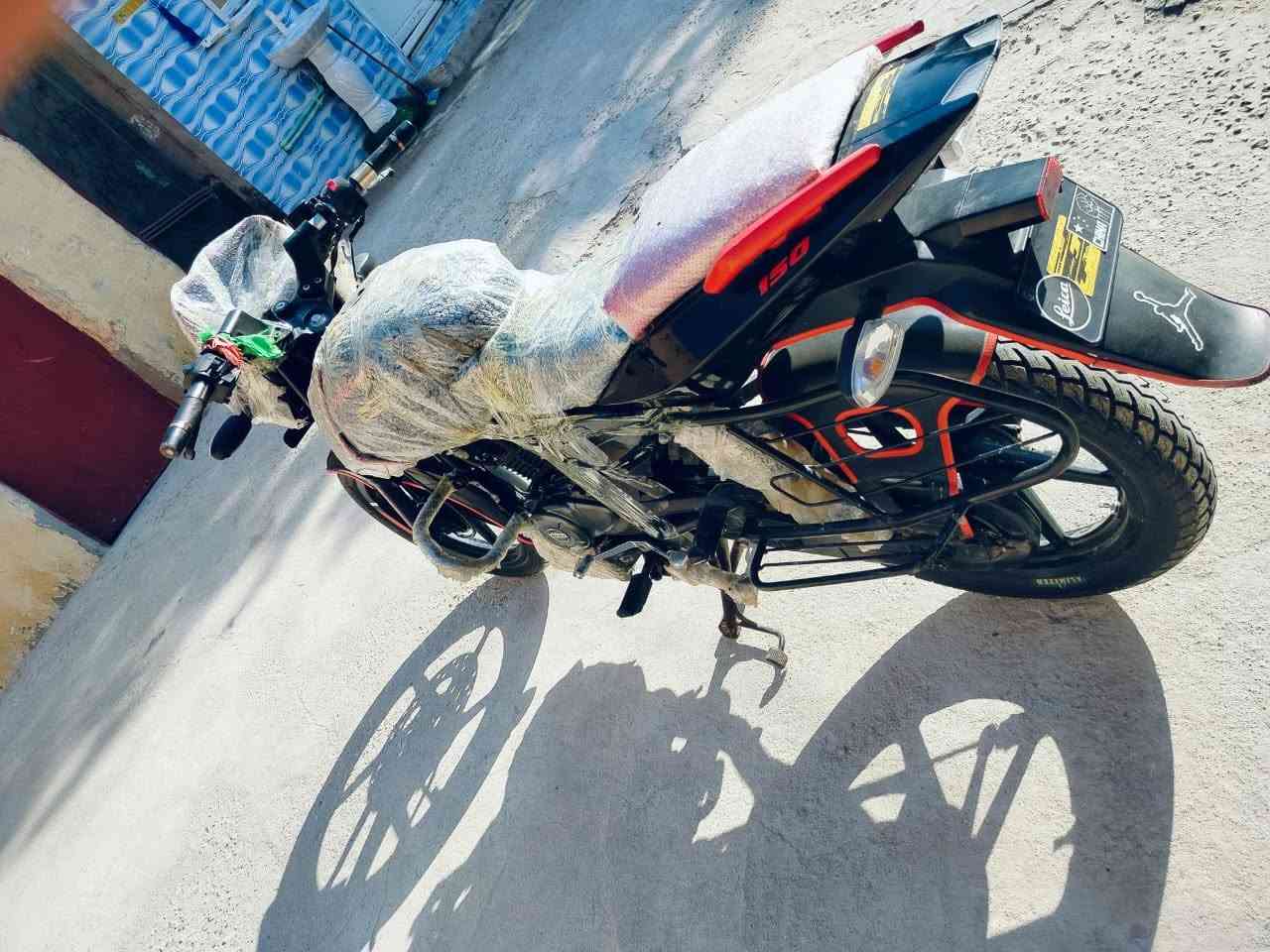 لسلام عليكم للبيع دراجه بوكسر خفاش موديل 21 مكينه 150 دراجه نضيفه كارتون محرك مامفتوح دراجه مليون و٢٠٠ وبيها مجال مكاني شطرة ***********
*********** هذا بس وتساب بي
