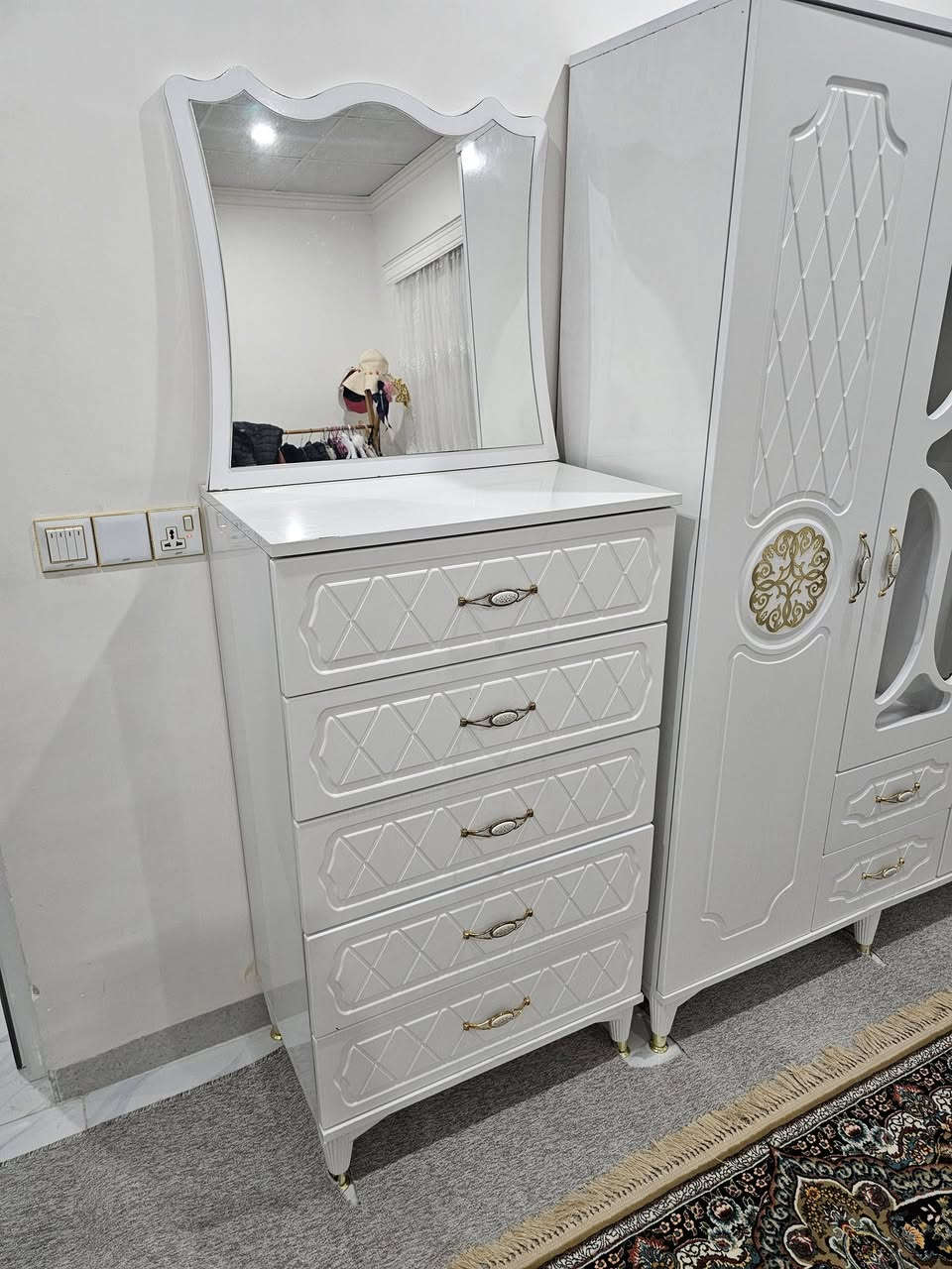 غرفه نفر 5 قطع مع دوشك مستخدمه قليل

*********** ***********
