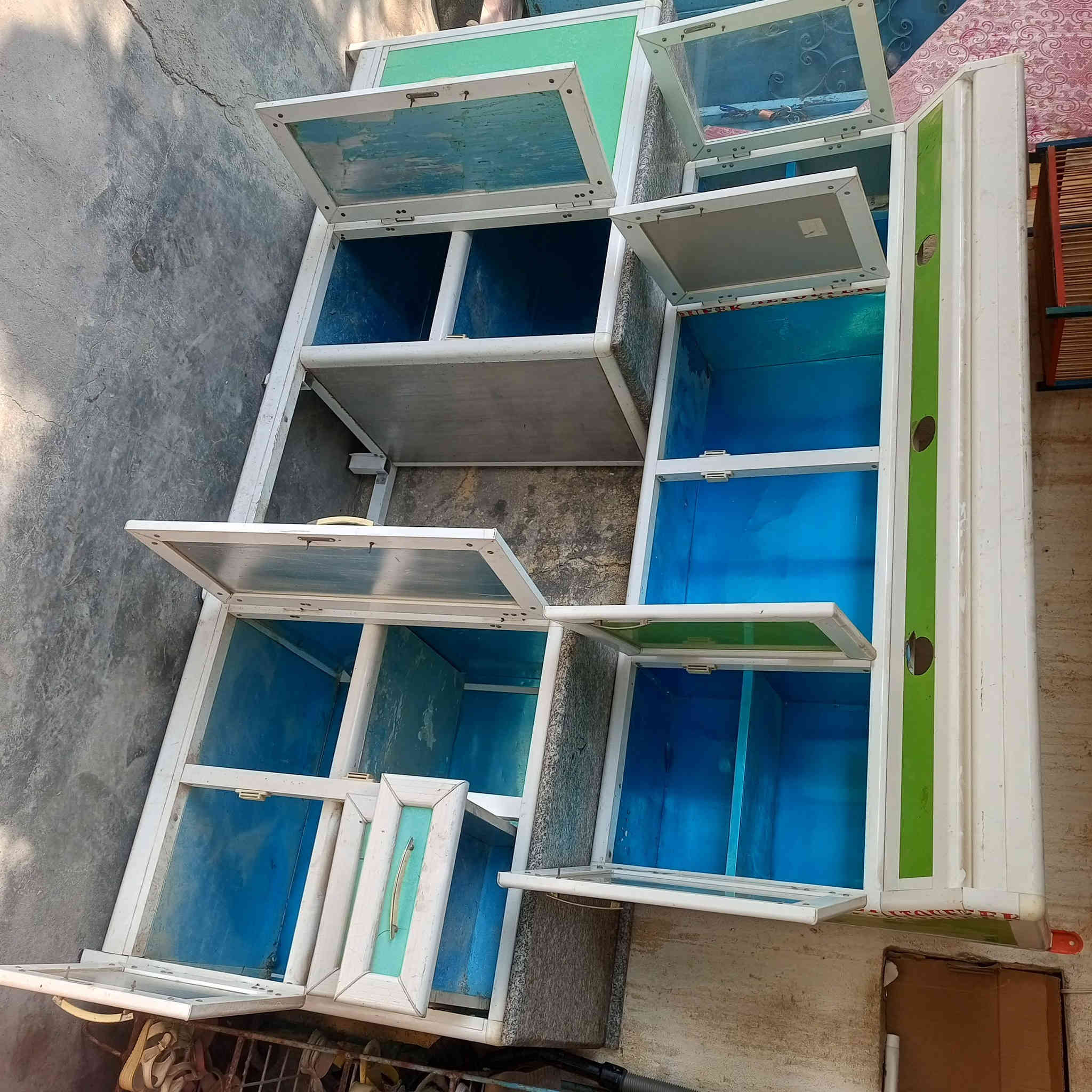 كاونتر قطعتين مرمر قطعه جوه مترين ونص بلنص مكان طباخ ابو اربع عيون وقطعه فوك تتعلك مترين نضيف من داخل ومن جوه السعر ( ٢٠٠ ) الف وبي مجال مكان بصره ( *********** ) ( *********** ) بدون سنك
