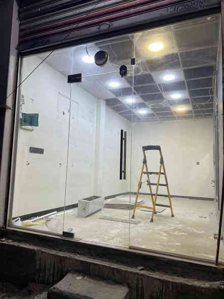 جام خانه للبيع.                                                                                العنوان بغداد العبيدي 
رقم الهاتف ***********
الارتفاع : 260 سم 
العرض : 285 سم 
السعر 300 وبيها مجال 
النظافه 100‎%‎
