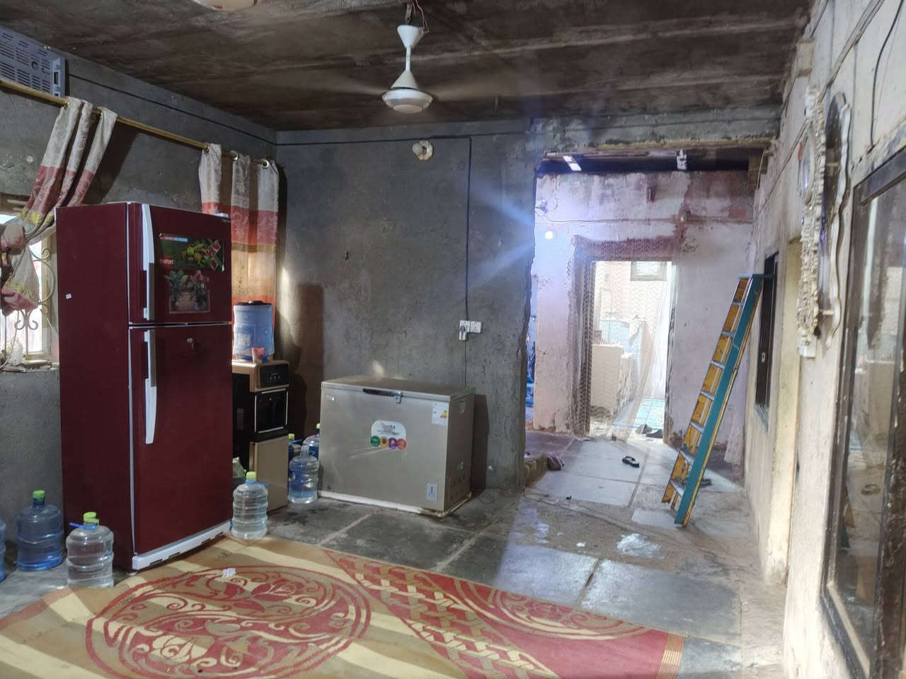 سلام عليكم بيت للبيع موقع حي العسكري ثاني مقابيل مدرسة صينية فرع مقابيل جامع حسين مساحة بيت 200 متر يحتوي 3 غرف واستقبال حمام تواليت بيت ملك سعر بيت 100 وبي مجال ***********
