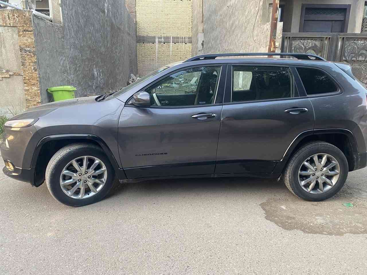 جيب شيروكي 2018 حادث جاملغ خلفي وباب قطعتين صبغ سنوية  جديدة رقم جديد صاعد هزة جديدة فول مواصفات عدة البانوراما سعر 120 بأسمنة السيارة عنواني بغداد الدورة لل استفسار *********** متواجد واتساب
