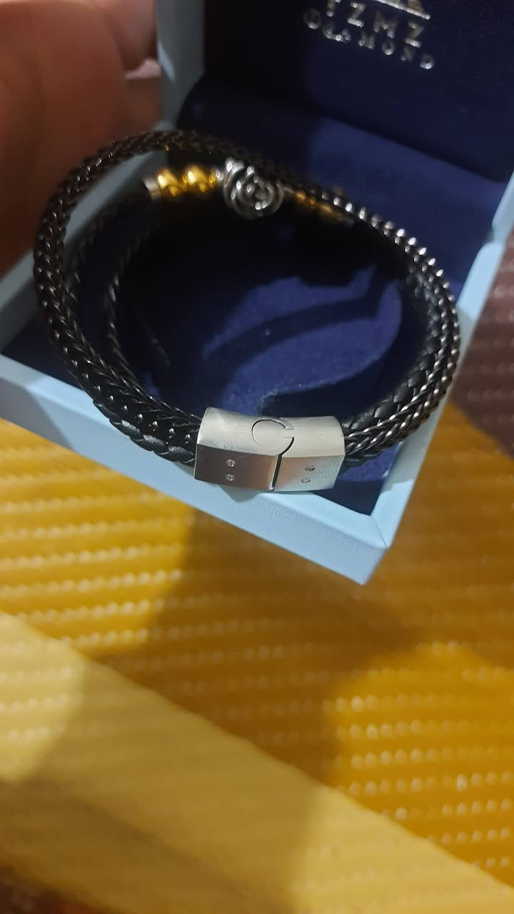 السلام عليكم...
💎 سوار رجالي جلد فاخر مع ألماسة أصلية
موديل: PH1553
من علامة TZMZ Diamond – العراق
✨ ألماسة طبيعية وزن 0.04 قيراط
✨ لون D (أعلى درجة لون – عديم اللون)
✨ نقاوة VS2 (نقية بدون شوائب مرئية)
تصميم جلد مجدول أسود مع تفاصيل أنيقة تضيف لمسة فخامة لإطلالتك اليومية.
مناسب للارتداء اليومي أو كهدية رجالية مميزة 🎁
السعر 300,000 ألف أو مراوس بحاسبة 
للتواصل ***********
السوار غير مستخدم اطلاقاً
