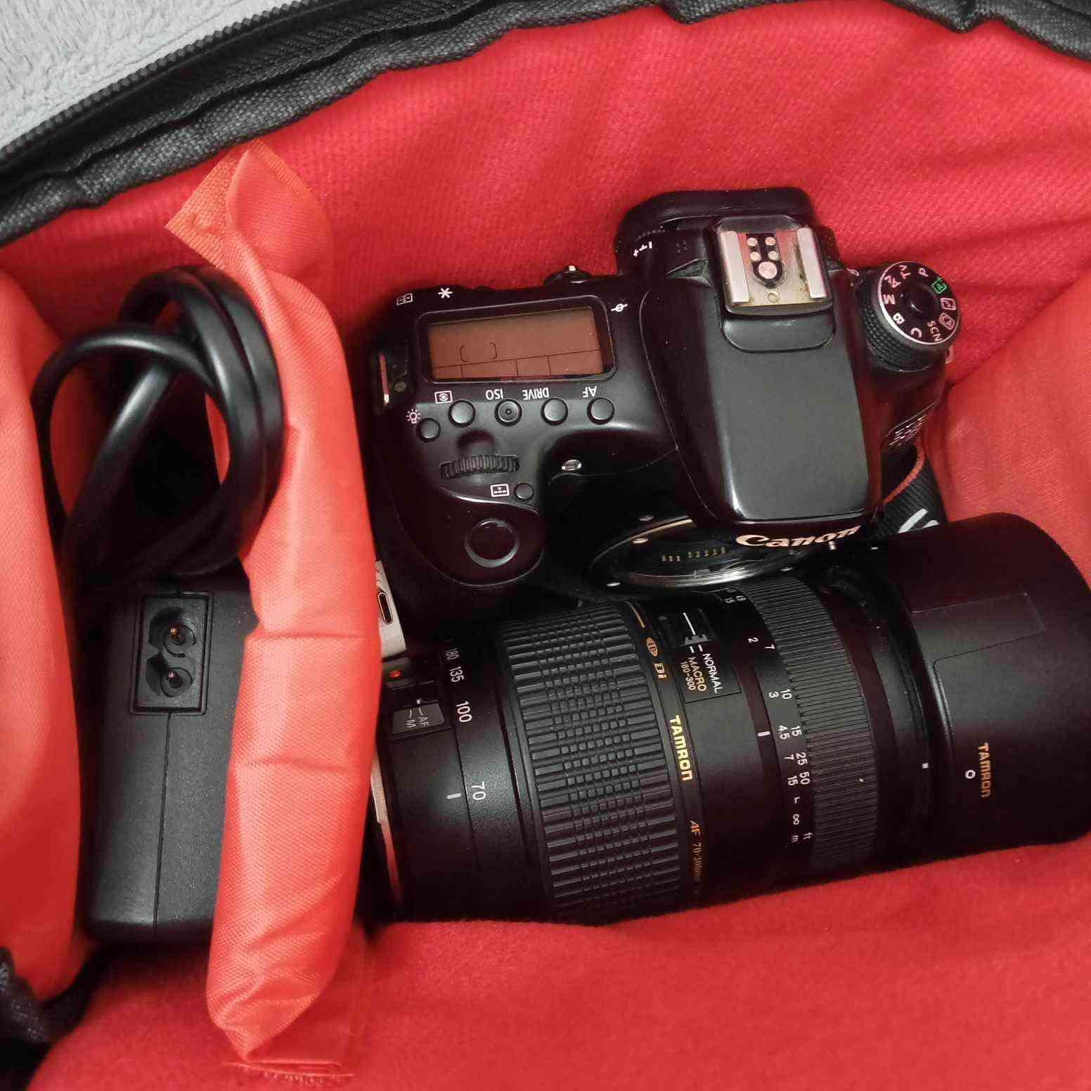 للبيع كاميرا Canon EOS 70D بنظافة ممتازة، الكاميرا جاهزة للاستخدام وتجي مع كامل ملحقاتها الأساسية:
💼 جنطة كاميرا
🔭 ستاند (ترايبود)
📍 الموقع: بغداد - شهداء العبيدي / الثالثة


**إذا كنت صاحب هذا الإعلان وتريد حذفه لأي سبب، رجاءا أرسل رسالة إلى الدعم الفني**