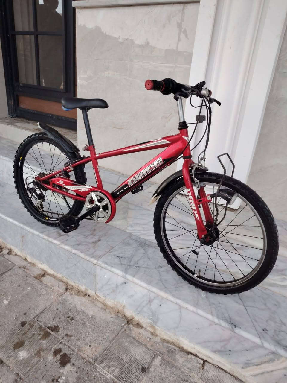 السلام عليكم ورحمة الله وبركاته
بيسكل موديل كيمو حجم ٢٢
باله ياباني النضافه فول وضع حاويه
ماركه ( DRIDE )
يده كير ٦ نمر شيمانو اصلي
حساس امامي ثلجي شغال 
السعر ( 100 الف)
لون ميمز احمر  مختم 
كشن اصلي ماركه تايرات بلادي
قفل خلفي اصلي شغال
عنوان المحل بغداد شارع الفلاح
هاتف *********** 
الاستفسار واتساب
