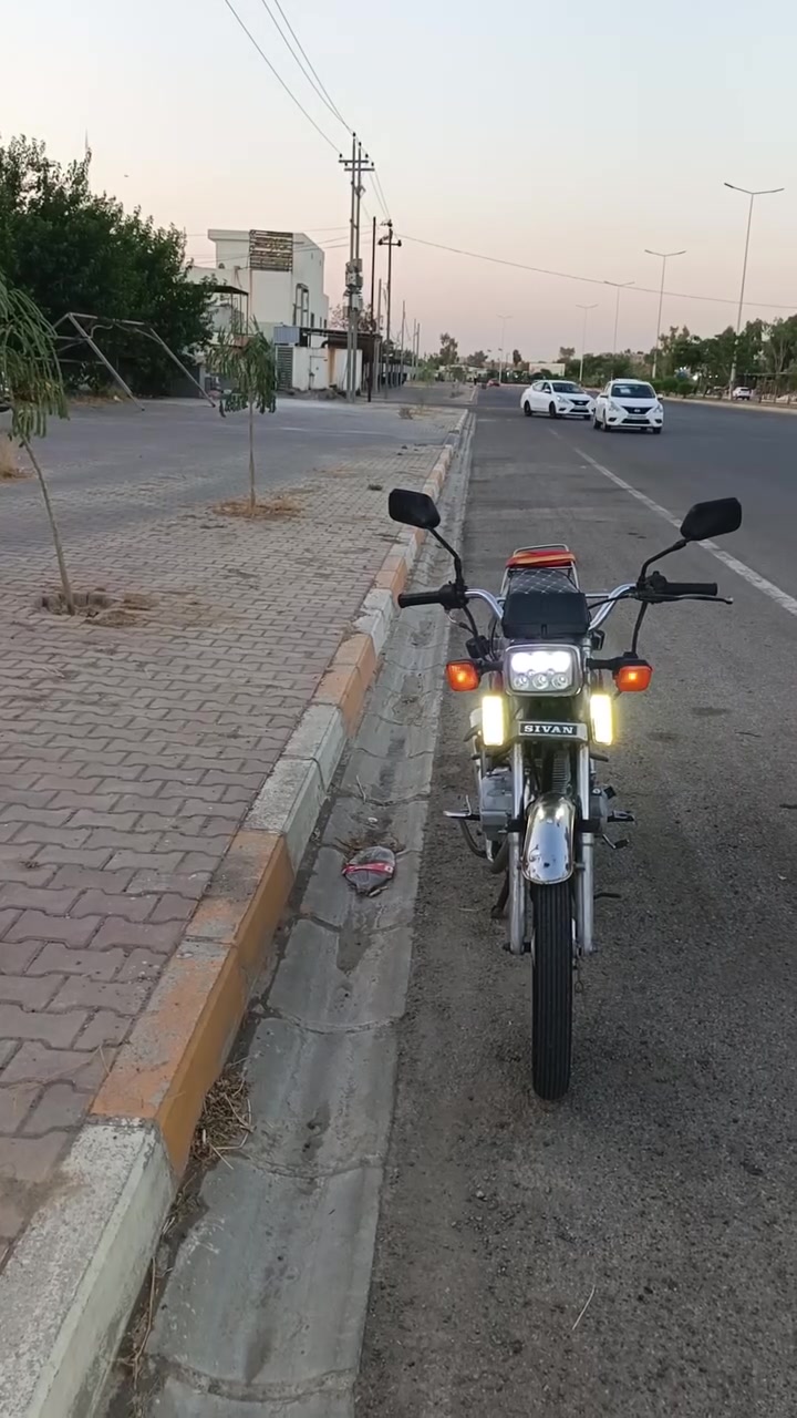 السلام عليكم دراجه خمسه كير سلف شغال كهربائيات شغاله محرك لا صرف لا بخار مديل١٩ محرك نظيف بالشرط  سعر300 بي مجال شي قليل
***********
