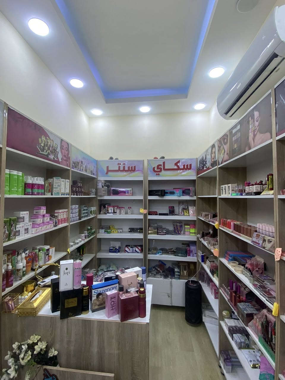 سلام عليكم اغراض كوزمتك للبيع مع فاترينات للستفسار***********
