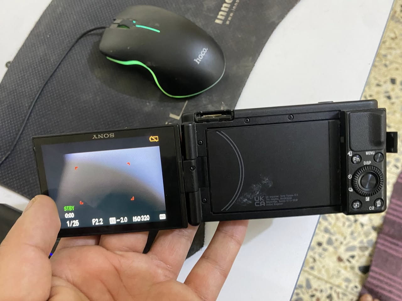 الكاميرا  الغنية عن التعريف سوني zv1 تصوير 60فريم  4k  الشيئ الوحيد اللي بيها كفر العدسة  الخارجي يعلك يرادله بس تتظيف استخدام قليل جدً للبيع للتواصل واتساب ***********
