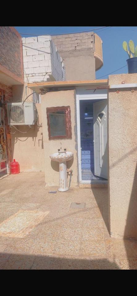 السلام عليكم من رخصه الادمن بيت للبيع مساحة ١٣٩شارع أيوب ابو الجملة مجاور عيادة ابو طيبة سابقاً صنف الأرض مناصفه بأسم الدكتورة انوار البيت يحتوي على غرفتين نوم وحده فوك وحده جوه واستقبال وكراج وترك خلفي كبير
‏السعر 130 (￼***********)
