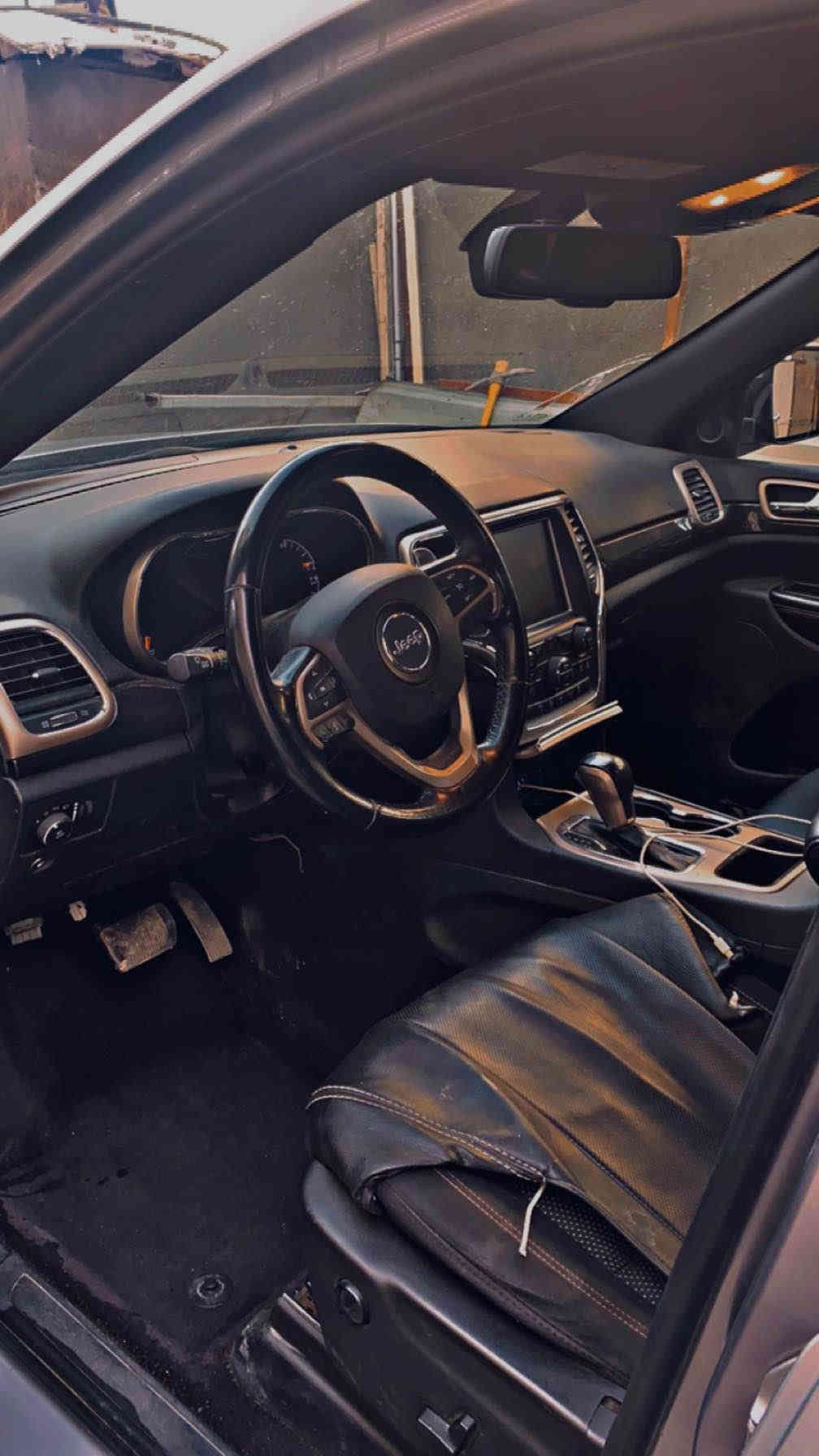 السلام عليكم 
جيب 2016   
شيروكي لمتد  فول
بيها ٥ قطع صبغ ابيعلك حزام علمود ما اتفاشل وياك   
ماشية٩٠ الف  
المواصفات فوول  :
محرك 3.6L  v6 
بانوراما فتحتين
اشاير بالمري
 ثلاث وضعيات قيادة 
ويل كب 
بصمه ابواب 
ستتم صوت رهيب مع دمام خلفي 
كشن السائق خزن ميموري
هيترات بالكشنات 
حساسات أمامية وخلفية 
توقف ذاتي عند الخطر  
لايت لد 
 كشافات لد 
قيادة ذاتيه مع كروس سرعة 
 شفتات بالستيرن مع تدفئة 
 تشغيل عن بعد 
 الصندوك شفط كهرباء
تخم تاير جديد 
جميع الكشنات كهرباء 
السعر ١٦٠٠٠ ومجال بسيط
اتصال او وتساب *********** بغداد
