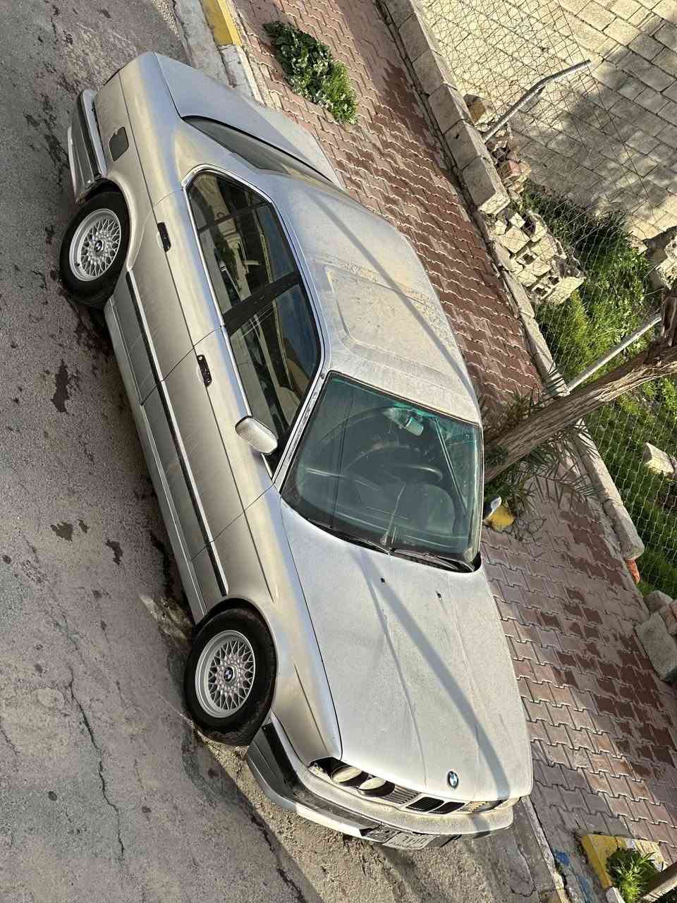 بیئێم ١٩٩٢ بۆ فرۆشتن گۆڕینەوەش هەیە بە شتێک دڵم بیگرێت سەیارەکەئاڕمە ٥٢٥ ئۆتۆماتیکە  موسیشە سەقف سڵایدە دوو جام کارەبایە چوار تایەو ویلی حەسیری لۆکی لەسەرە تەرجیلو تەبریدو abs ئیش ئەکات مەکینەی بەو شەرتە ئەت دەمێ نرکەی نەبێتو بەقەت جگەرەیرک دوکەڵی نەبێت سەیارەکە زۆر بێ کێشەیە شوێن تەکیە
 ٣٥ گەڵاو مەعامەلەیەکی کەم***********.***********ئەدمینی گوڵ
