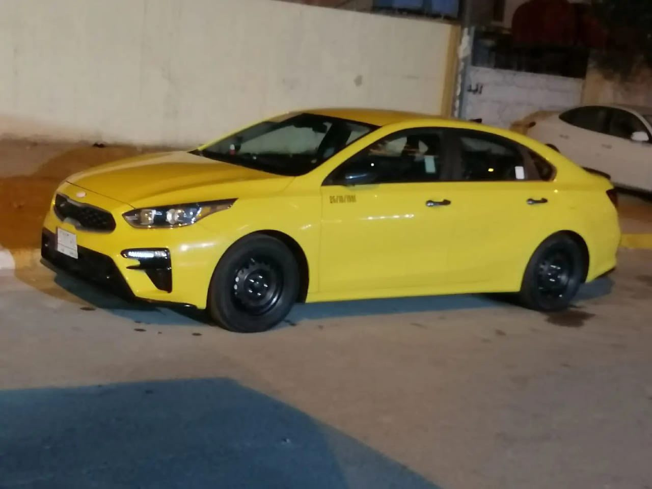 السلام عليكم ورحمة لبيع فورتي 2020 حادثه جاملغ وشوي من البنيد دوشمه عام تخم ويل وتاير جديد كير سياره ايتي  المرغوب ومنضومه تبريد جديد السياره مناقصه شي السعر 135 وبيه مجال مكانه السياره كاظميه واني مكلف بل نشر ***********
