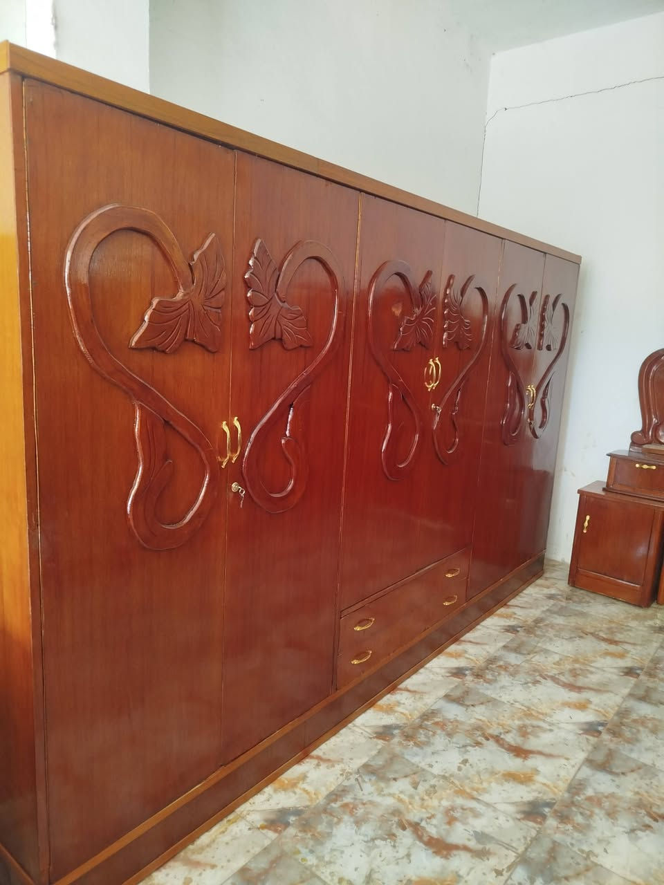 غرفه أم سته مستخدمه للبيع 
العنوان العزه القديمة 
سعر 550وبي مجال 
العنوان العزه القديمة 
***********
