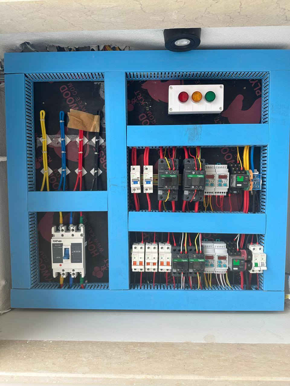 الحمدلله حتى يرضى 
جزء من أعمالنا من البوردات الرئيسية واللوحات الثانوية لدور والعمارة وبقية المواقع كادر @محمدالعبادي ابونور 
وكيل شركة Rother/روذر في الموصل للأنارة والتأسيسات الكهربائية لتواصل معنا على الأرقام التالية
واتساب  *********** 
 اتصال آسيا *********** 
 اتصال كورك ***********
تحياتي @للجميع
