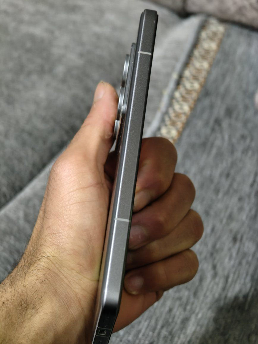 📱 شاومي 14T برو (Xiaomi 14T Pro) - للبيع
​الذاكره 512
: (  مستخدم نظيف جداً كأنه جديد)
​🚀 المواصفات التقنية:
​المعالج: Dimensity 9300+ بمعمارية 4 نانومتر (أداء جبار في الألعاب والمهام الثقيلة).
​الشاشة: AMOLED بحجم 6.67 بوصة، تدعم 144Hz وسطوع خيالي يصل لـ 4000 شمعة.
​الكاميرات: نظام كاميرات Leica الاحترافي:
​أساسية 50 ميجابكسل بمستشعر كبير (Light Fusion 900).
​كاميرا تقريب (Telephoto) وكاميرا زاوية واسعة.
​البطارية والشحن: 5000 مللي أمبير، تدعم الشحن الخارق 120W (يشحن بالكامل في أقل من 20 دقيقة).
​المقاومة: مقاوم للماء والغبار بمعيار IP68.
​النظام: يعمل بنظام شاومي الجديد HyperOS.
​📦 الملحقات (كما في الصورة):
​الكرتون الأصلي.
​رأس الشاحن الأصلي بقوة 120 واط.
مكاني موصل الحدباء 
السعر 600وبي مجال للطيبين 🤍


**إذا كنت صاحب هذا الإعلان وتريد حذفه لأي سبب، رجاءا أرسل رسالة إلى الدعم الفني**