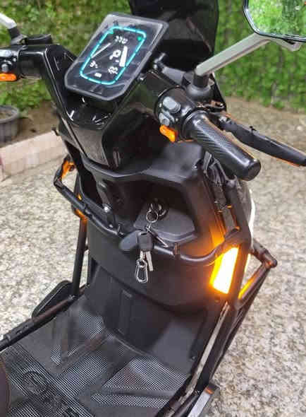 دراجه شحن صاعقه لبيع جديدة اخت  مدرعه وياهة جنطة وجادر والدراجه كلش جديدة فول مواصفات نظام رجوع Rمانع نزلاق Tcsومانع نحدار جبلي  منفذ شحن يوسبي لموبايل جنتها الداخليه جبيرة قاطع دورة بيها لايت زنون لدات خلفي امامي بصمه وسويج وسوج جنطه الاتصال على رقم *********** ماني الصويرة شارع المركز
