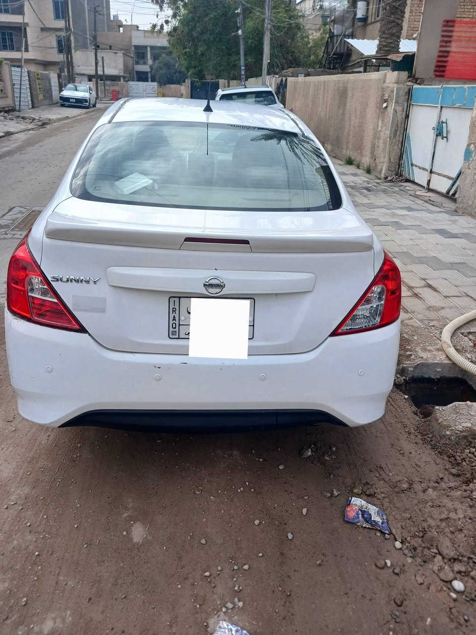 السلام عليكم 
صني هندي 21 للبيع 
بيه ضربه بابين ودعامية مابيهه اي صبغ 
ماشية 100 الف 
محرك كير فول نظافة 
رقم بغداد بأسمي 
للاستفسار على الرقم 
***********
