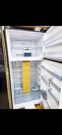 ثلاجة هيتاشي ومجمدة الحافظ عاموديه مستخدمات نظيفات جدا  الثلاجة ب٨٠٠ و...
