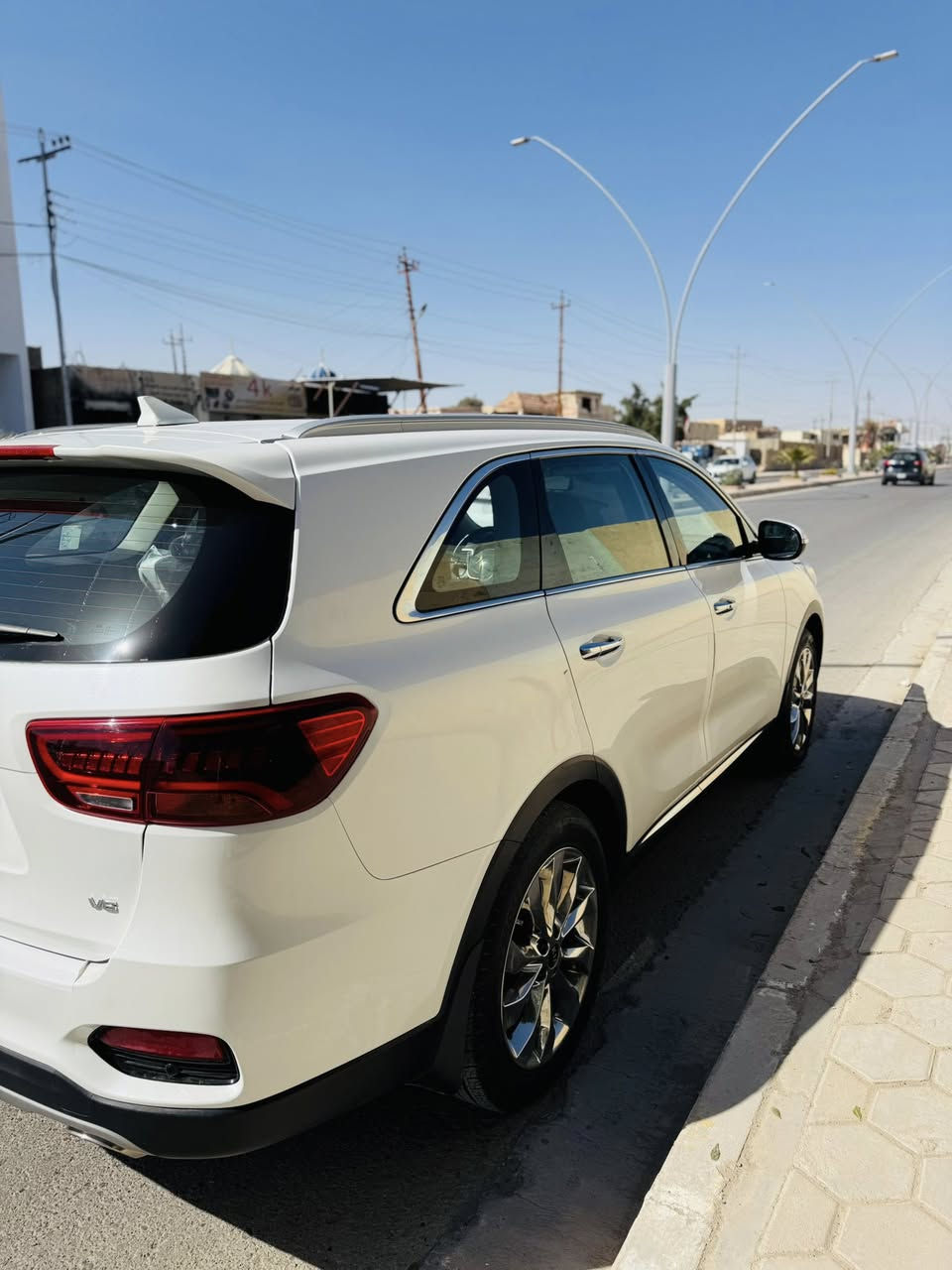 على بركة الله
سورنتو 2020 
ماشية 38 الف فقطط !!. 
بيها جاملغ خلفي صبغ وباقي السيارة كلة كفالههه 
6v
المواصفات 
كشنات كهرباء 2
صندوك كهرباء 
شاحن لاسلكي 
مرايات كهربائيه (شفط)
حساسات اماميه وخلفيه 
بردات ابواب 
سبعه راكب
وباقي المواصفات المعروفة 
رقم بغداد تحويل ثاني يوم 
السعر 245 وبيها مجال 
مكان السيارة الرمادي 
***********
