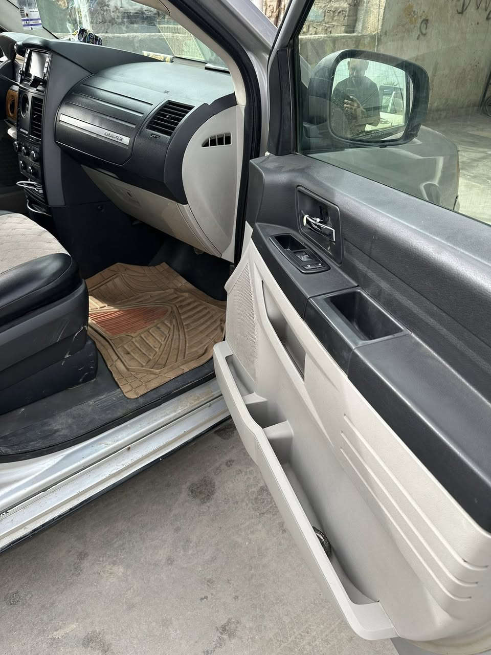 سلام عليكم دوج كرفان موديل 8 فول فول موصفات 
بيبان كهرباء صندوك كهرباء تشغيل عن بعد سياره كلين بدون حادث مصبوغه عام اثر جراد سعر 100 بيها مجال 

مكان سياره بغداد او ديالى ***********
