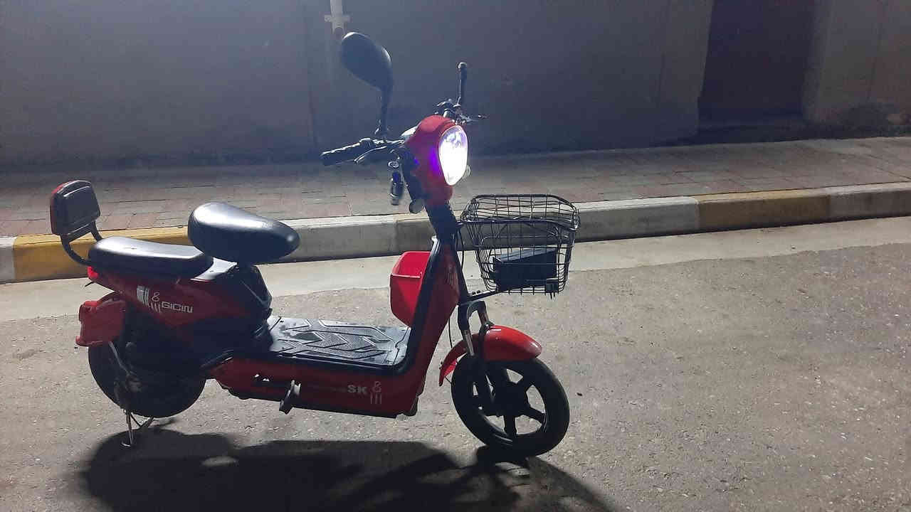 بايسكل شحن للبيع
حجم 14 لون احمر 
3سرع بطاريات جدد عدد البطاريات 4 على الفحص  
شغال من كلشي كامل مكمل سرعه 45 كلشي ماناقصه
السعر 200 وبي مجال  
المكان التأميم القادسية الثانيه 
للإستفسار ***********
