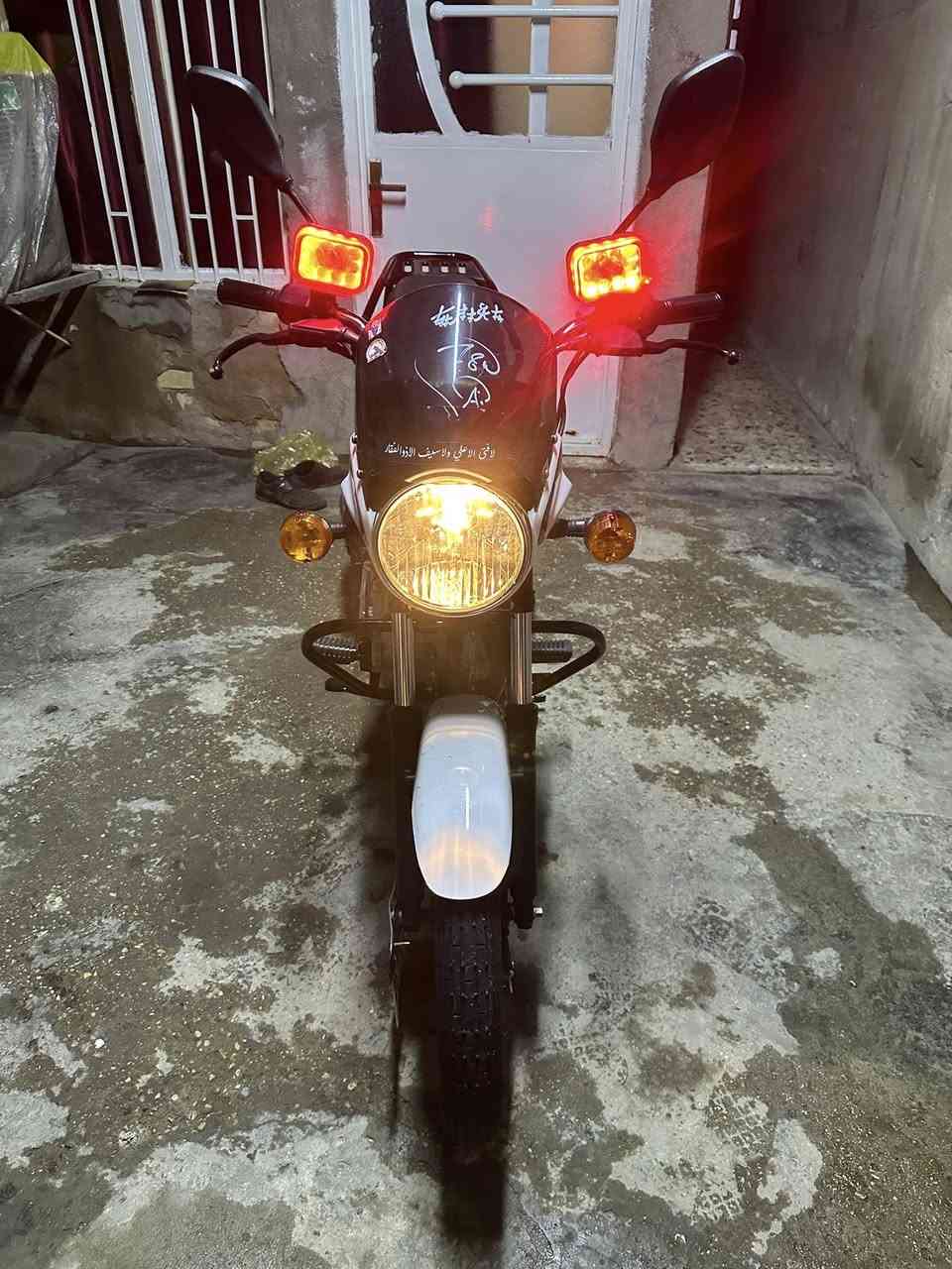 السلام عليكم دراجه بوكسر كلاسك موديل 23 نازله بل 24 شهر الرابع  دراجه جديده و نضيفه و استعمال شخصي يعني ما مشتغله دلفري و برغي ما مفتوح بيها و وديها اي مصلح يعجبك  دراجه خير من الله ماشيه 13 الف و ما صار هوايه من نازله من الرمبه تجي تفحص بيدك بيها نقص واحد الصفاحيه الي من جهت الباتري نباكت   *********** عنواني بغداد الشعب
