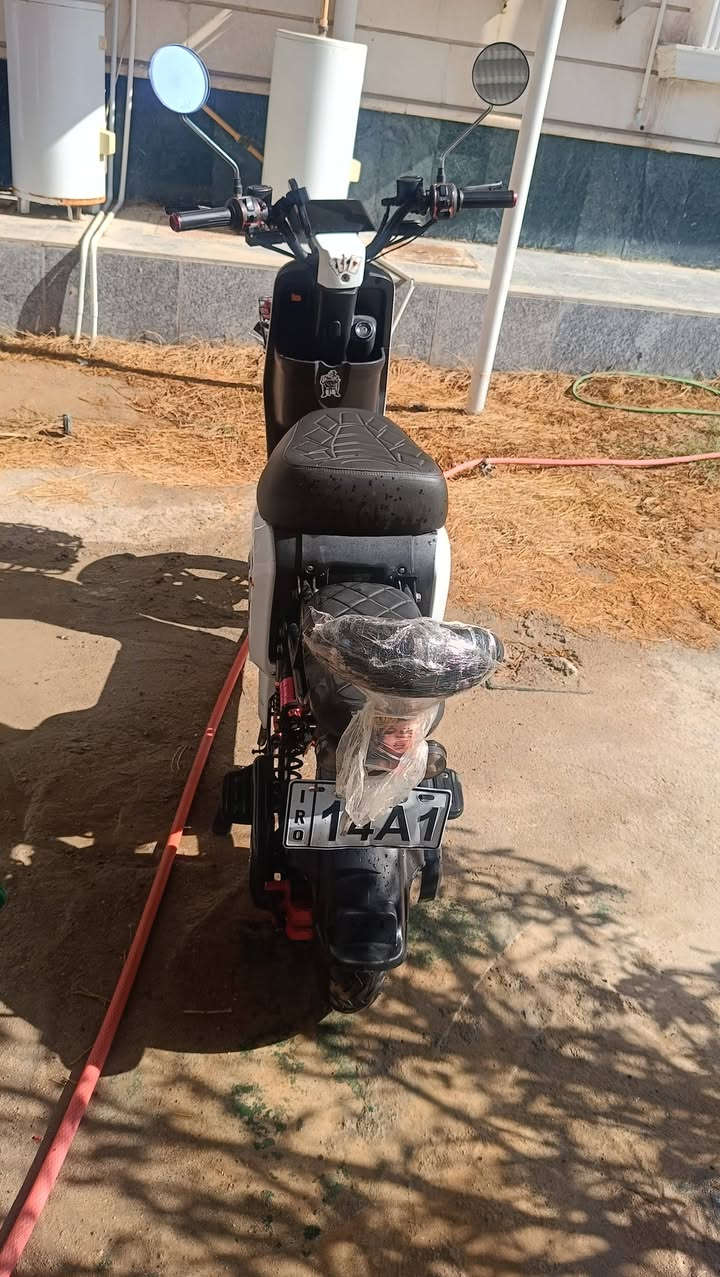 سلام عليكم دراجة شحن للبيع نظيفه نوع الدراجه R9 بطاريات نظاف تمشيك بالشحنه الوحدة  40كيلو مكفوله من كلشي بريكات هايدروليك امامي وخلفي امبيثري شغال هورن شغال كهربائيات كلها شغاله ماناقصه برقي السرعه حقيقي 77 السعر 400وبيها مجال قليل مكاني البصرة الهارثه رقم الهاتف ***********بي واتساب
