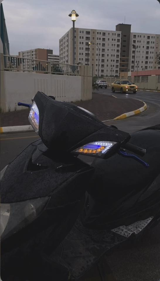 السلام عليكم
سكنس فحل 2007 
بلادية كله بس كابريتر تجاري والاصلي بلجنطة 
دراجة كهربائيات كله شغالة بيه سستم صوت ويدات رياضي كفرات اصلية مكينة حلوة بيه خرز كلجات رياضي ولايت زينون واشاير لد وبيه اشاير امامية لد وسكن عوزه بس كفر صالنصة وحاضنة جوة التانكي هاي نواقصه فقط نكرة سلف بكل وقت شلعة ومعدل شرط سعره 600وبيه مجال قليل♥️
تواصل ***********بس واتساب متوفر
