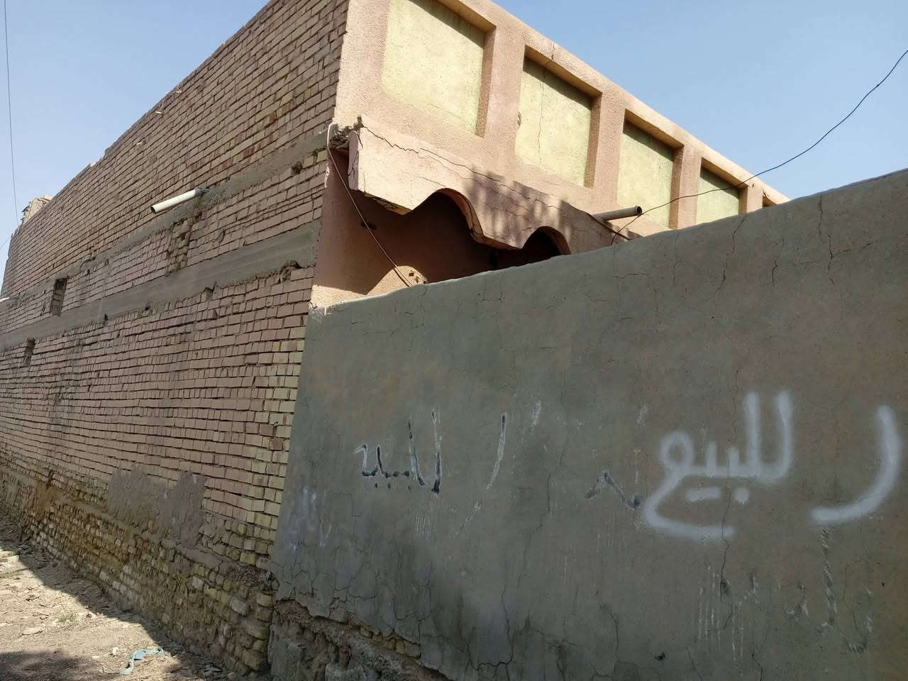 بيت للبيع ملك طابو صرف 
مساحه 250م يتكون من ثلاث غرف وصاله وديوانيه ومطبخ كونكريت مسلح وطابوق مكان البيت الشطره السيديه قرب ال عفريت يم المولد منطقة هادئة السعر 70 وبيه مجال استفسار اكثر ***********واتساب

