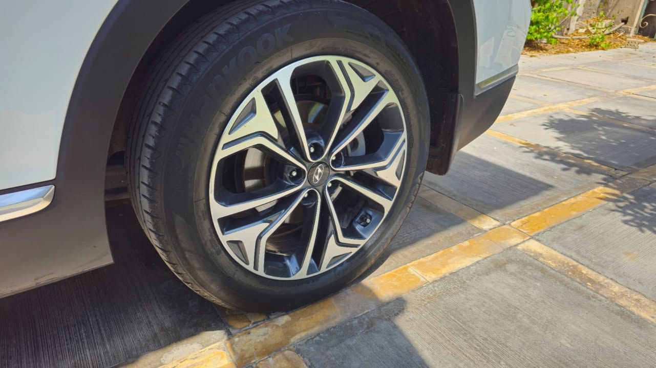 سنتافي خليجي ٦ سلندر ٧ راكب محرك ٣٥٠٠ موديل 2020 السيارة ماشية 100 الف
_تشغيل عن بعد
_صندوق كهرباء ذكي يفتح عند التقرب من السيارة 
_حساسات امامي خلفي 
_ويل كب 19
_تشغيل عن بعد 
_3قطع تبريد 
_4نظام قيادة
_شاحن واير ليس 
_انارة لد بل مراية والمقبض 
_مري شفط 
_شاشة ابل كار بلي 
_تريد بيانو منفصل 
_كشنات كهرباء 
_ثلاجة 

السيارة مكفولة كفالة عامة عادة بارد اقل الشبر باب السيايق ومسوي بيدي ار 
مكان السيارة اليرموك 4 شوراع 
 *********** وبي وات ساب
