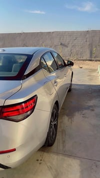 نيسان سنترا 2022 sv   فول مواصفات ماعدا الفتحه   رادار امام   رادار خل...