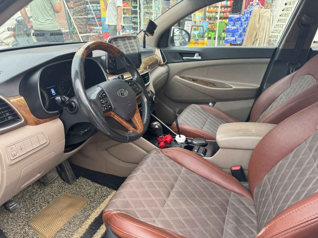 السلام عليكم 
توسان 20 
خليجي 
فول مواصفات عدا البنوراما 
بيهه باب السائق مبدل بلادي بدون صبغ 
ماشيه 81 
السعر 195
***********
