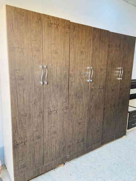 سلام عليكم لبيع غرفه نوم ابواب 5️⃣ قطع اي عيب مابي تاخدوها ويا شد ونقل جاهز السعر ٤٢٥ الف شراي اتصال *********** واتساب حي البكر ً
