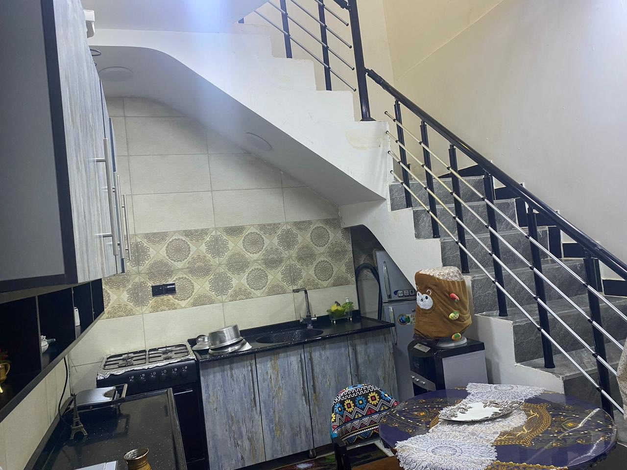 السلام عليكم دار للبيع الدورة زراعي ابو طيارة شارع مطعم ليمونة مساحة ٨٠ بيت كلش حلو بل حقيقة ومكانة هادئ ومرتب الطابق الارضي استقمال ومطبخ وغرفة وحمام الطابق الاول غرفة سويت كلش نضيف وسعرة مناسب للاستفسار 
***********
***********
