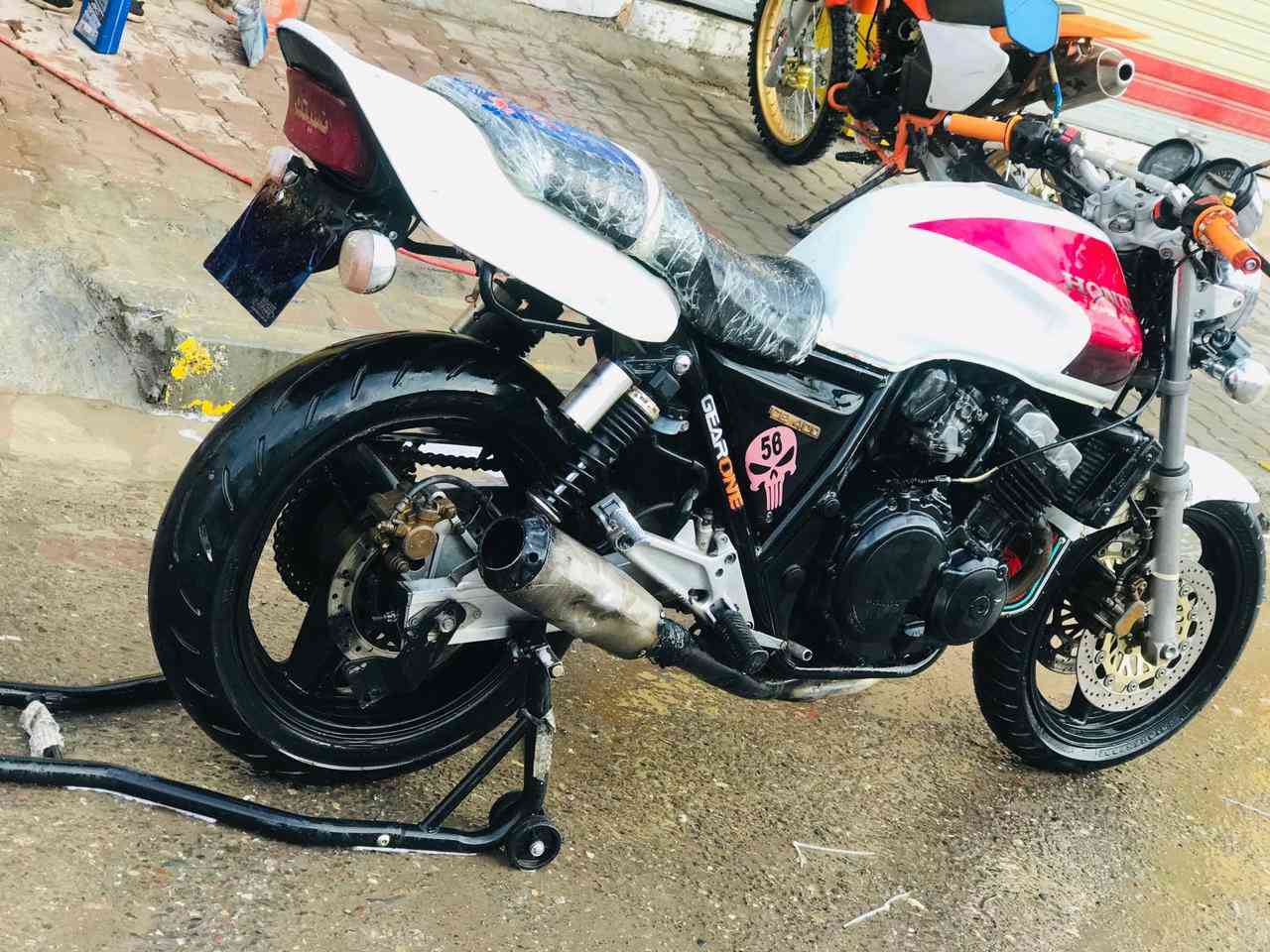 السلام عليكم بطح للبيعsb400 جيل اول محرك شرط صافي دمعه دراجه شرط شلعه و معدل والمحرك مفتوح كهربائيات كلها شغله تواير جدد المو شراي لا يراسل***********  السعر 1،100،000 مليون وميه الف وبي مجال
