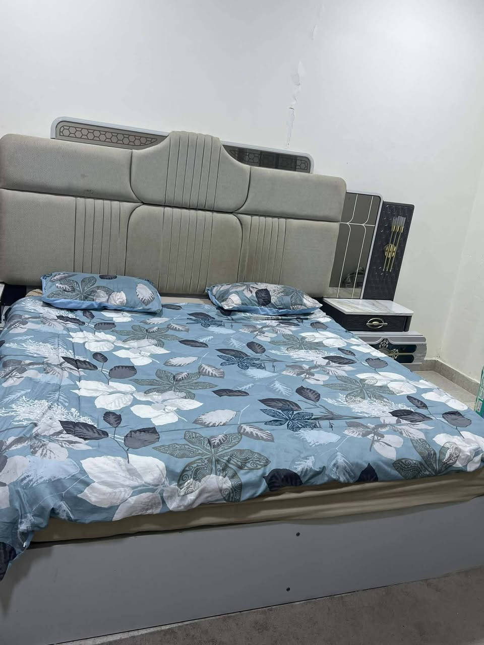 تفاصيلها.. الغرفة 8 قطع نظافتها فول و حجمها جدًا كبير ولونها ابيض ورصاصي ، اولًا الكنتور 6 بيبان عمقه كلش حلو و واسع ، ثانيًا الچرباية تاج كلش چبير وضخم ونازك وبيها مخزن واسع ممكن يتخزن هواي غراض ، ثالثًا كومديات على طرفي الچرباية يحتوي كل واحد على جرار واسع وبيهن اضاءة ، رابعًا ميز التواليت ضخم وبي تفاصيل كلش لطيفة مع جرارات وكومدي واسع وتخزين اسفل الجرارات ، خامسًا مراية طولانية ارتفاعها مترتين مع جرار واسع وأيضًا بيها اضاءة ، سادسًا الطابورية ، سابعًا ميز جرارات او جزامة يصلح لتخزين الاحذية او ممكن يستفاد منه بتخزين ملابس اطفال او غيرها .سعره مليون مكان البصره 👍


**إذا كنت صاحب هذا الإعلان وتريد حذفه لأي سبب، رجاءا أرسل رسالة إلى الدعم الفني**