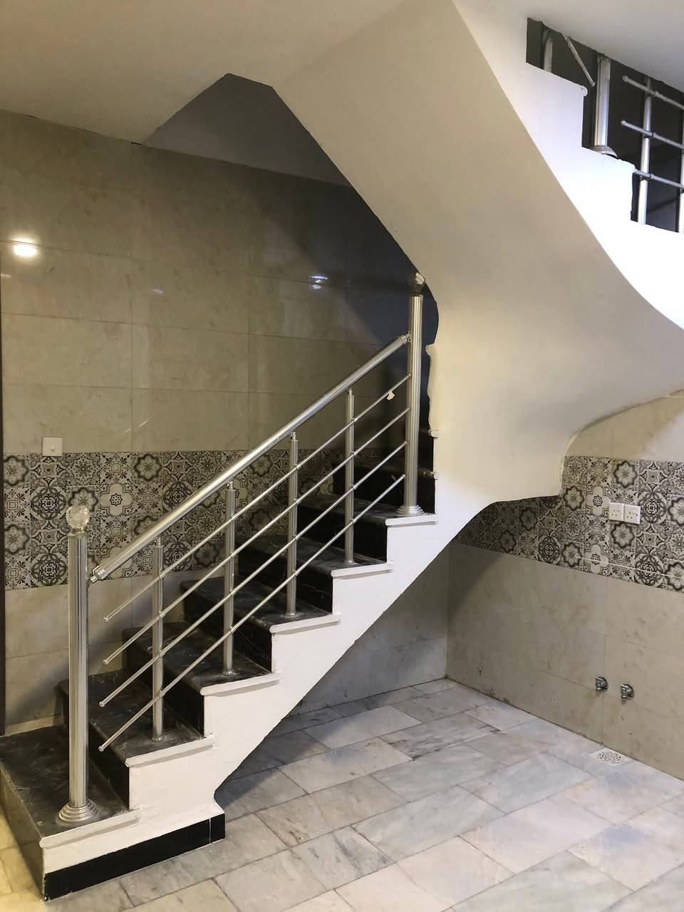 دار للايجار   دار للايجار 

في السيديه بيت كامل نضيف جداً 

_______________________________________

مواصفات :

*مساحه 65m 

*ثلاث غرف نوم 

*مطبخ

*صاله

*خدمات صحيه عدد 2

*السعر :900 الف قفل

•الموقع🗺️: بغداد / السيدية - الضباط - قرب شارع النخيل 

داخل فرع اسواق القمه 

للاسـتفسـار الاتـصال 

***********
