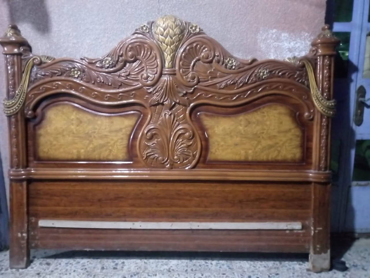 هذي بوفية ب100 وميز ب 35 جرباية حديد ب25  خشب ب 15 رقم الهاتف ***********
