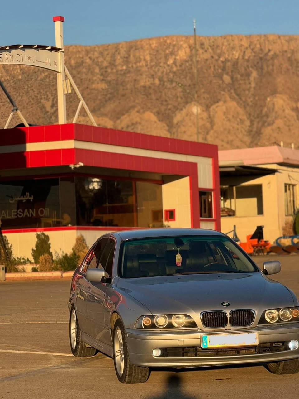 بی ئێم مۆدیل ٢٠٠٢ مواسەفات فولە بەس سلایت نیە  مەنەفیست ئەسلی لەگەلە غرامەی بەشەرت سەیارەکە زۆر خاوینە ٢٠٢٢ داخیل بوە  گیرو مەکینەی بە شەرت پیشو پشتی توندو تۆلە چرکەی تیدانیە مشتەری نی سەرم مە یشینە 
سعری ٨٧
***********
*********** أربيل, العراق
